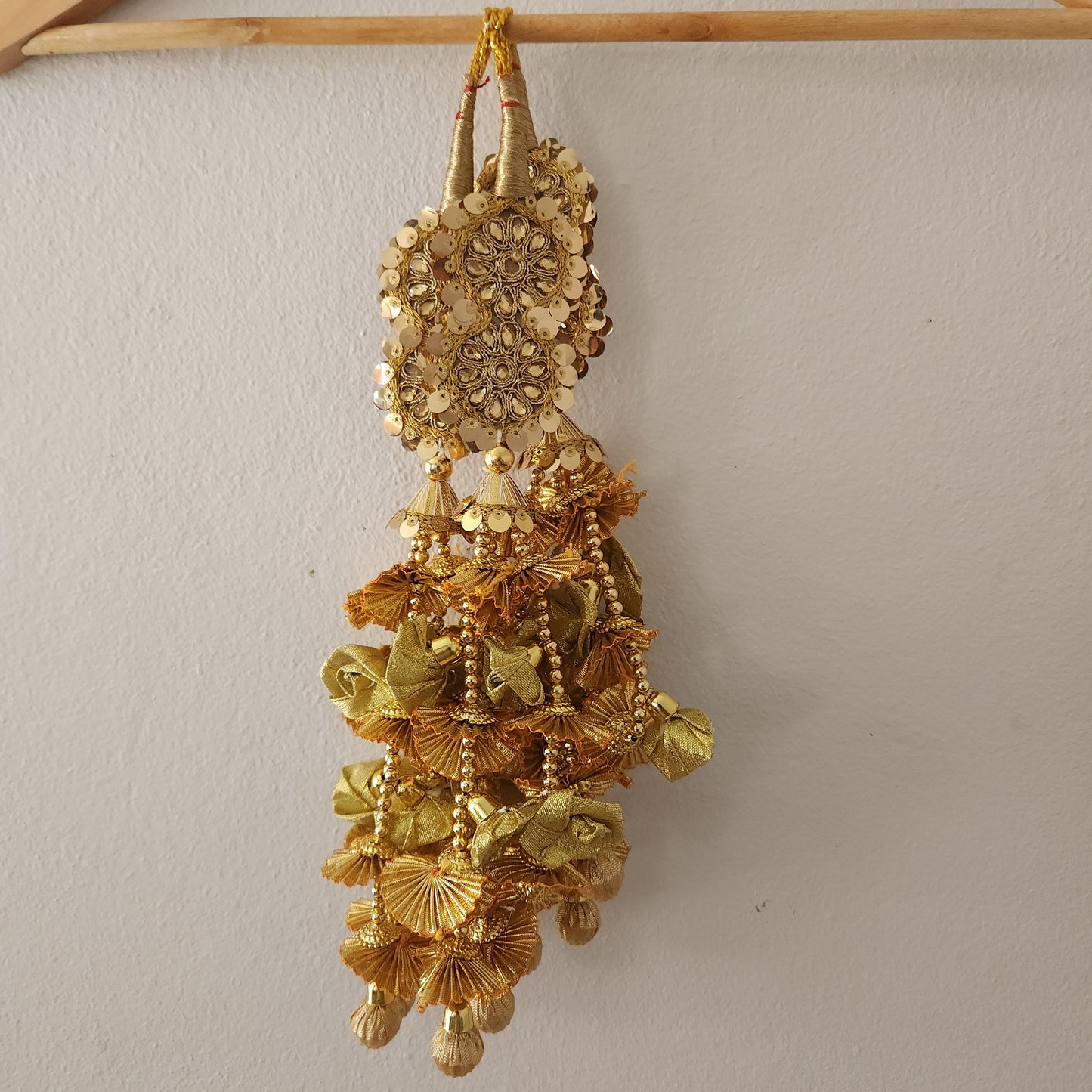 golden-color-two-circles-with-rose-design