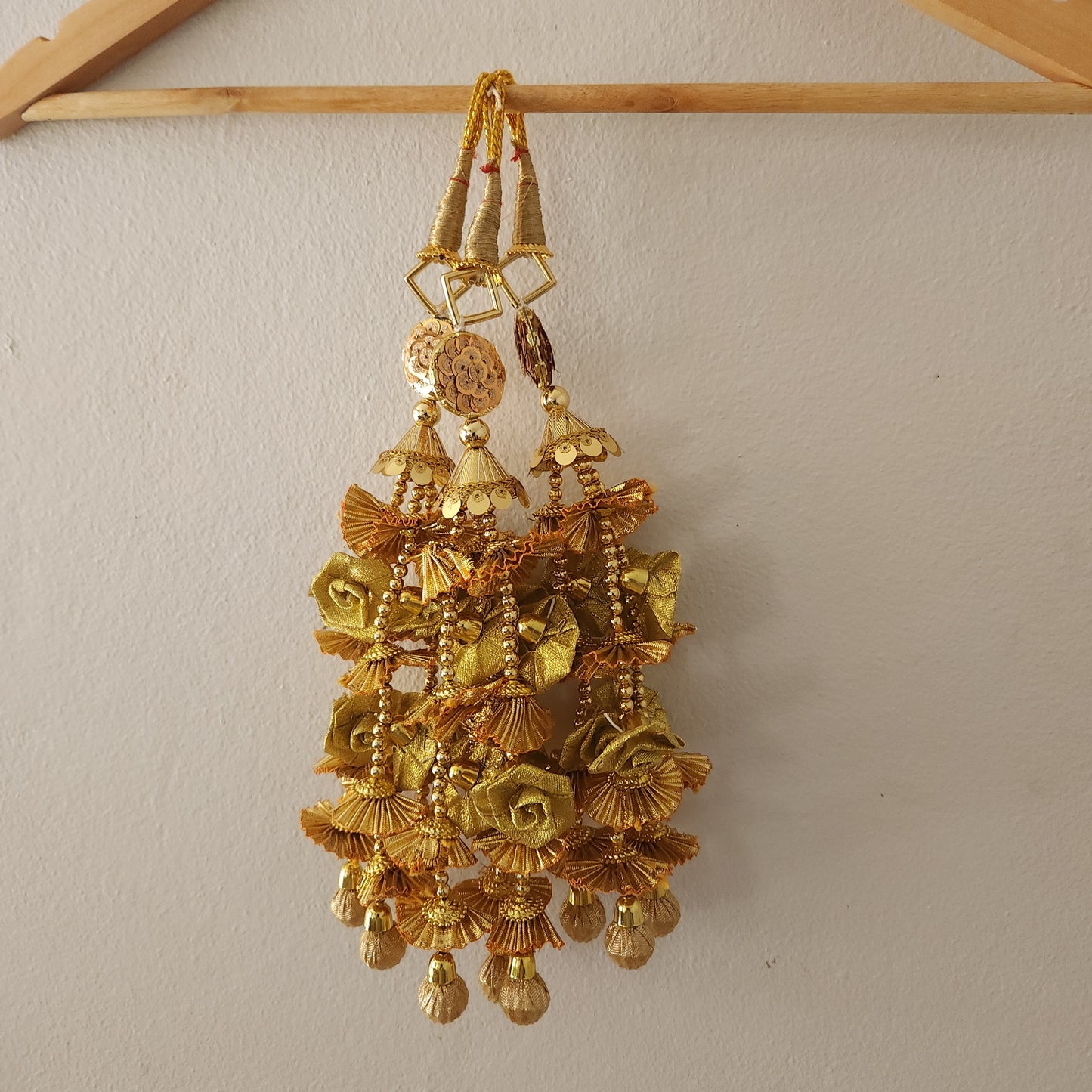 golden-color-rose-design