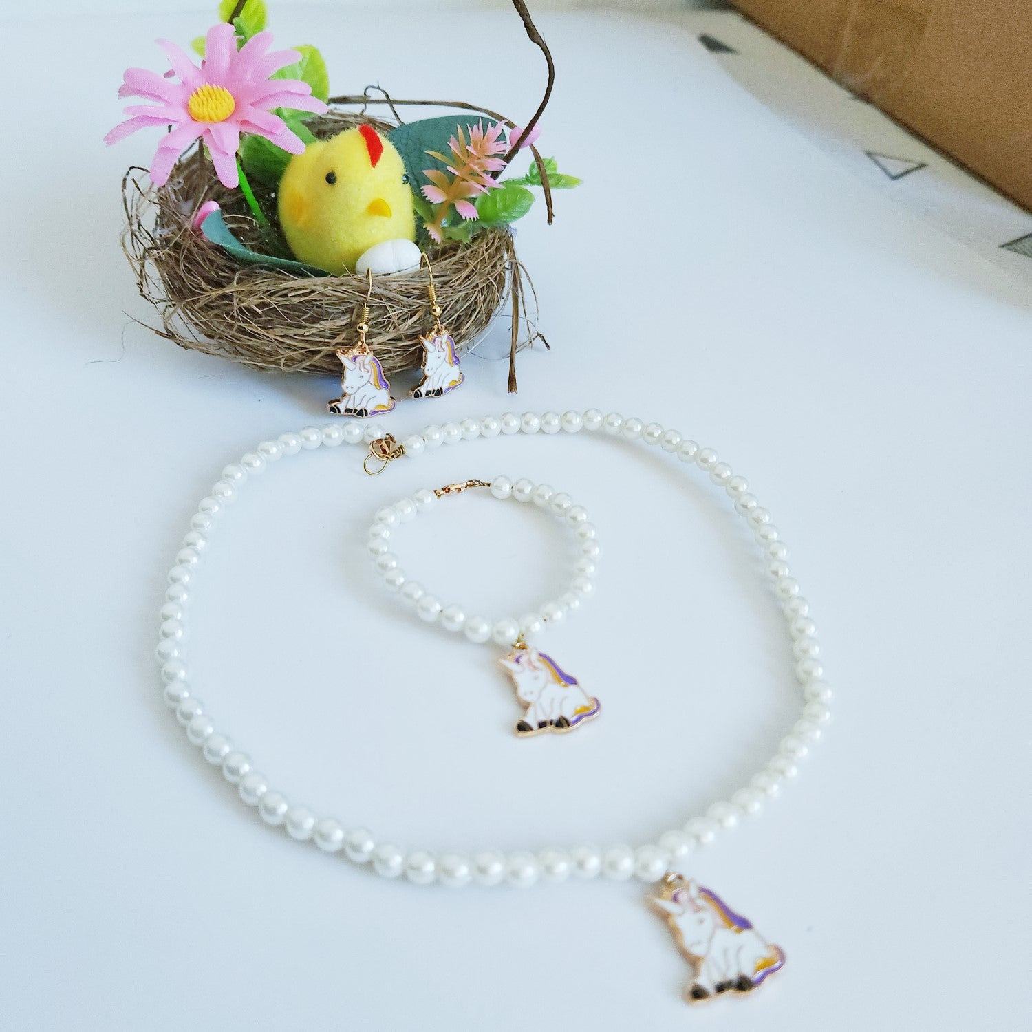 white-unicorn-pearl-earring-necklace-and-bracelet-set